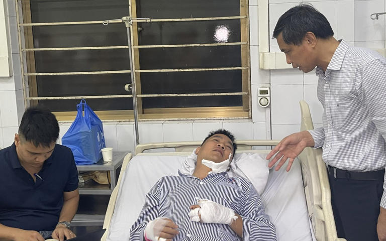 Người thân khóc nấc đưa thi thể nạn nhân vụ lật tàu Vịnh Xanh 58 về quê cha đất tổ
