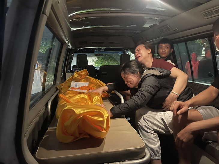 Nghẹn ngào tiếc thương người quá cố - Ảnh: VŨ ĐẠT