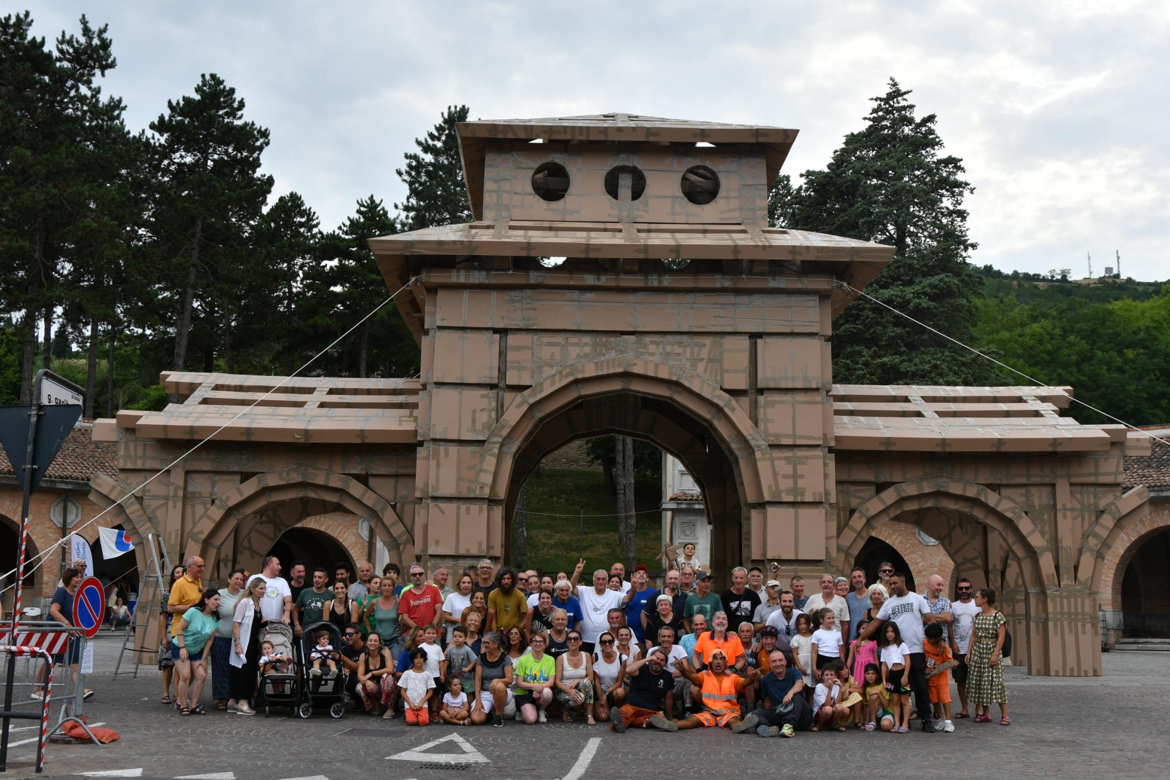 monumento-effimero-costruito-dal-paese-260-persone-al-lavoro-e-il