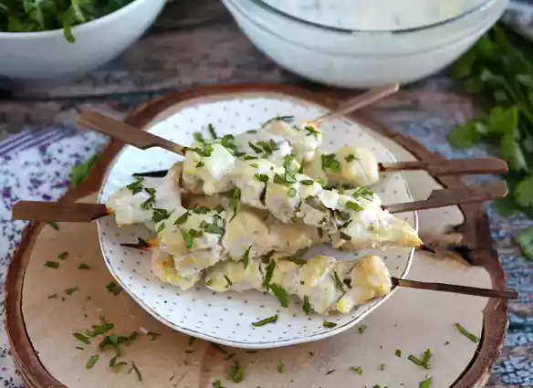 Hähnchenspieße mariniert in einer joghurt-zitronen-sauce