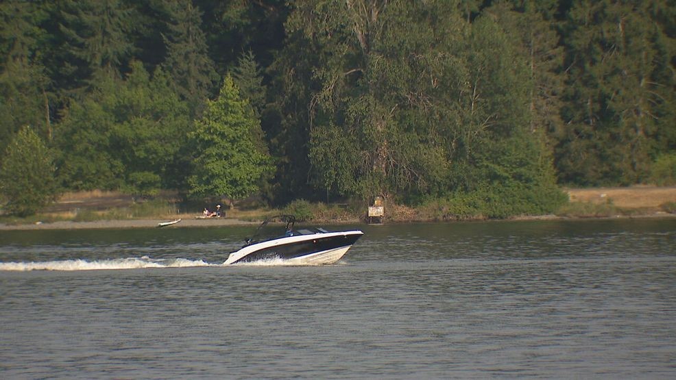 Man drowns in Lake Washington after kayak flips