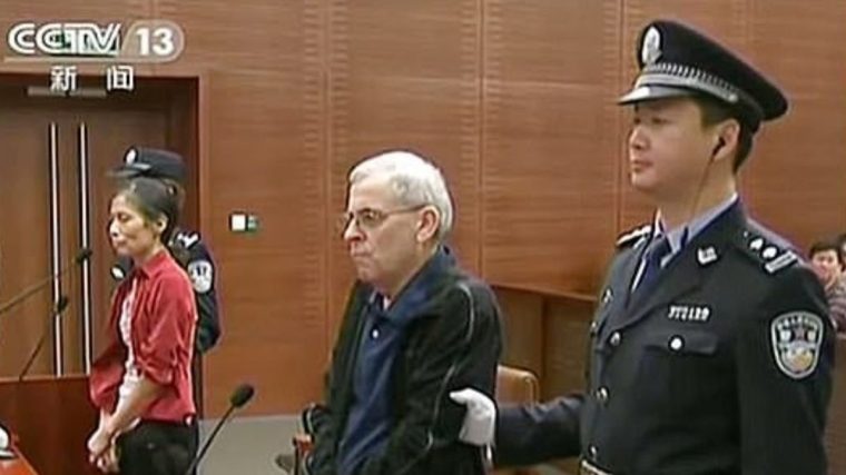 Peter Humphrey, centre, and his wife, left, appearing in court in 2014 (Photo: China Global Television Network)
