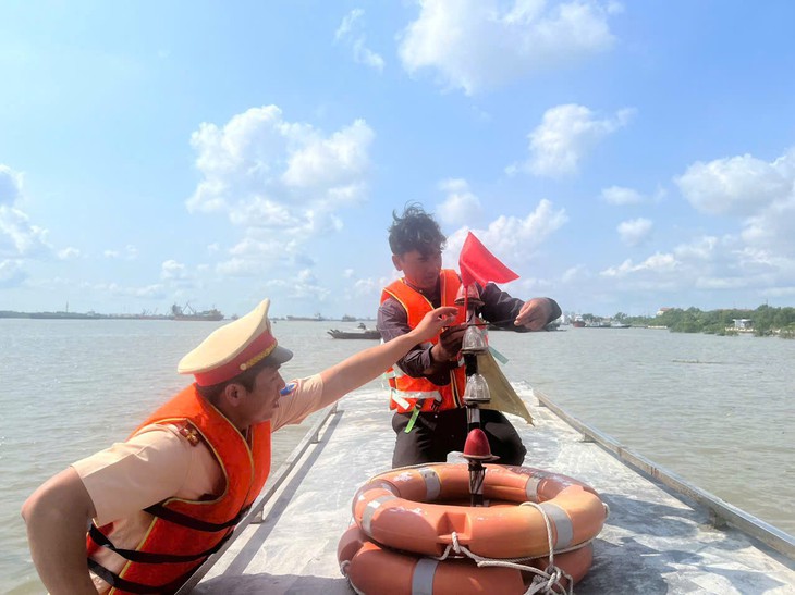 CSGT TP.HCM trực chiến 24/24, có mặt tại các điểm ngập sâu, ùn tắc khi mưa lớn