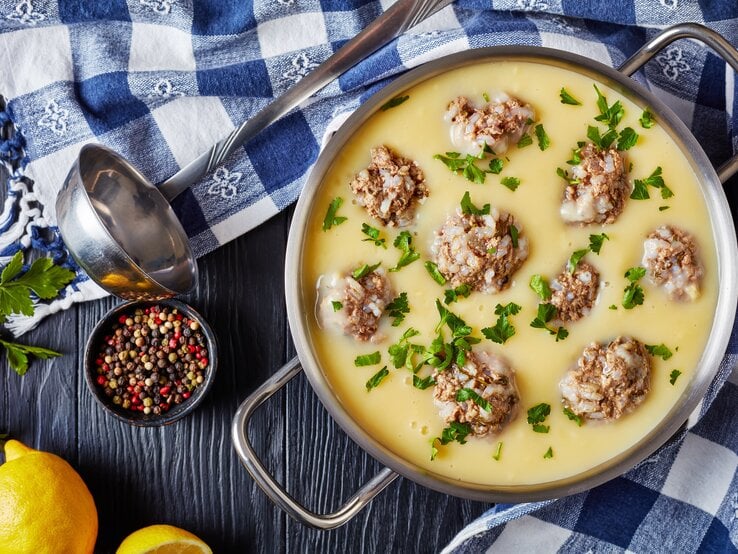 Griechische Hackbällchensuppe mit Zitrone: So deftig!