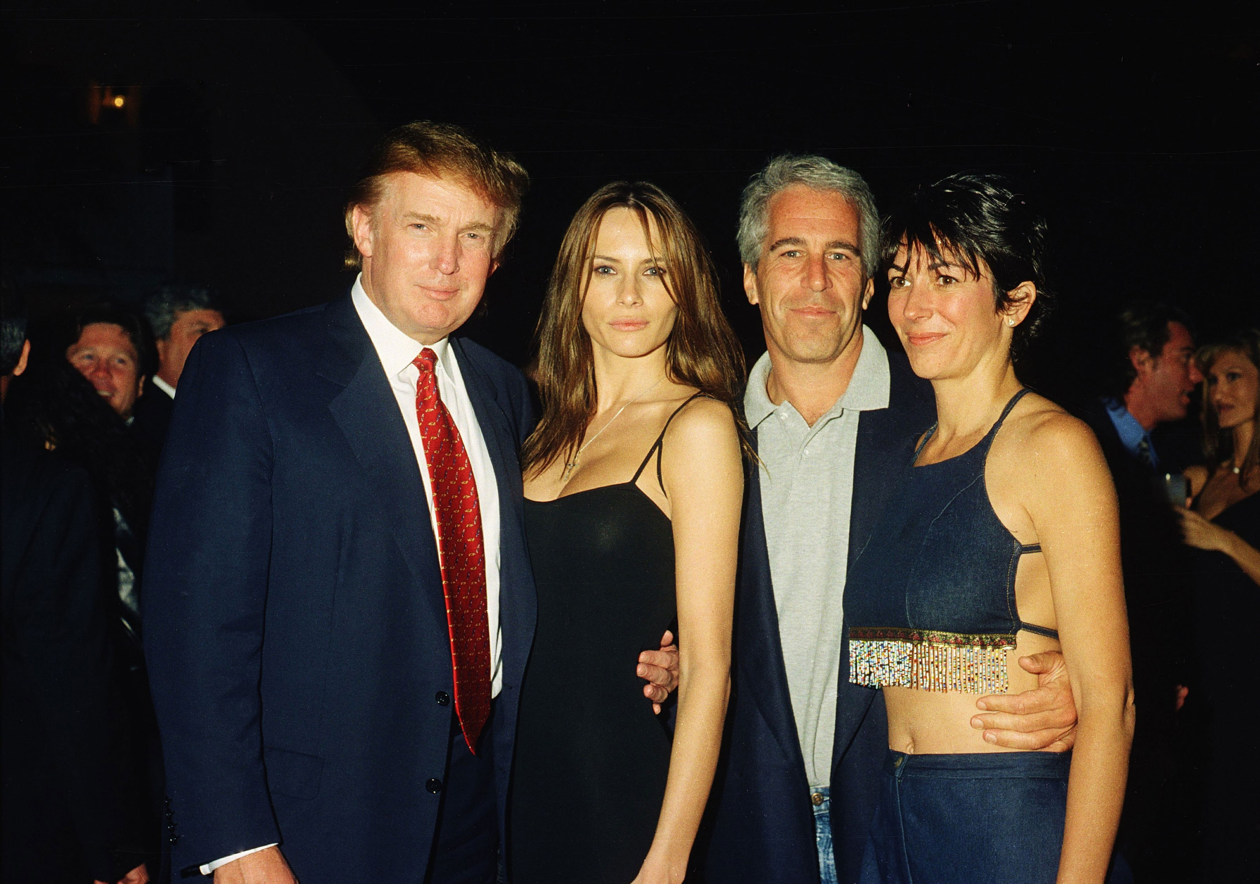 Prezydent Donald Trump wcześniej nazwał Epsteina „świetnym facetem” na poniższym zdjęciu, na którym on (po lewej), Pierwsza Dama Melania (po lewej od środka) i Epstein (po prawej od środka) oraz Maxwell (po prawej). / Davidoff Studios Photography / Davidoff Studios/Getty
