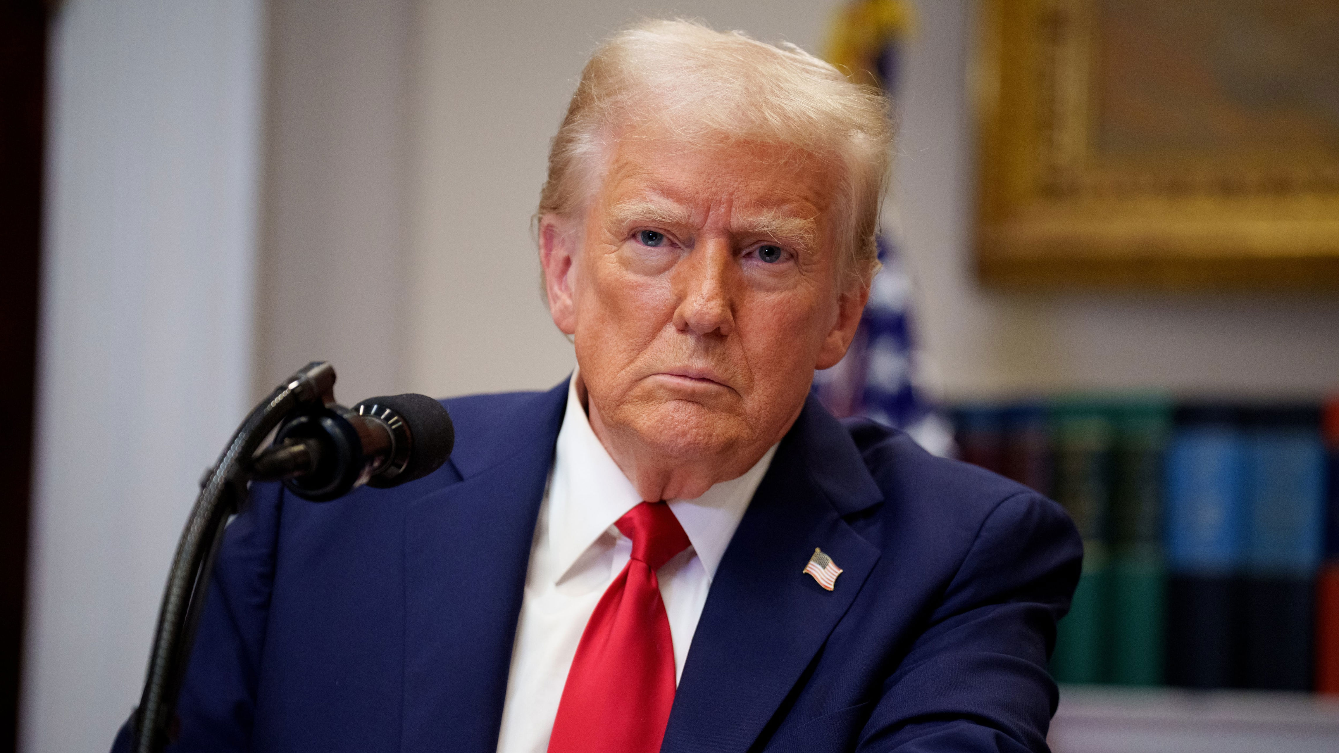 Trump złożył pozew na kwotę 10 miliardów dolarów w związku z doniesieniami Wall Street Journal na temat nieprzyzwoitego rysunku, który rzekomo wysłał Epsteinowi z okazji jego 50. urodzin. / Andrew Harnik / Andrew Harnik/Getty