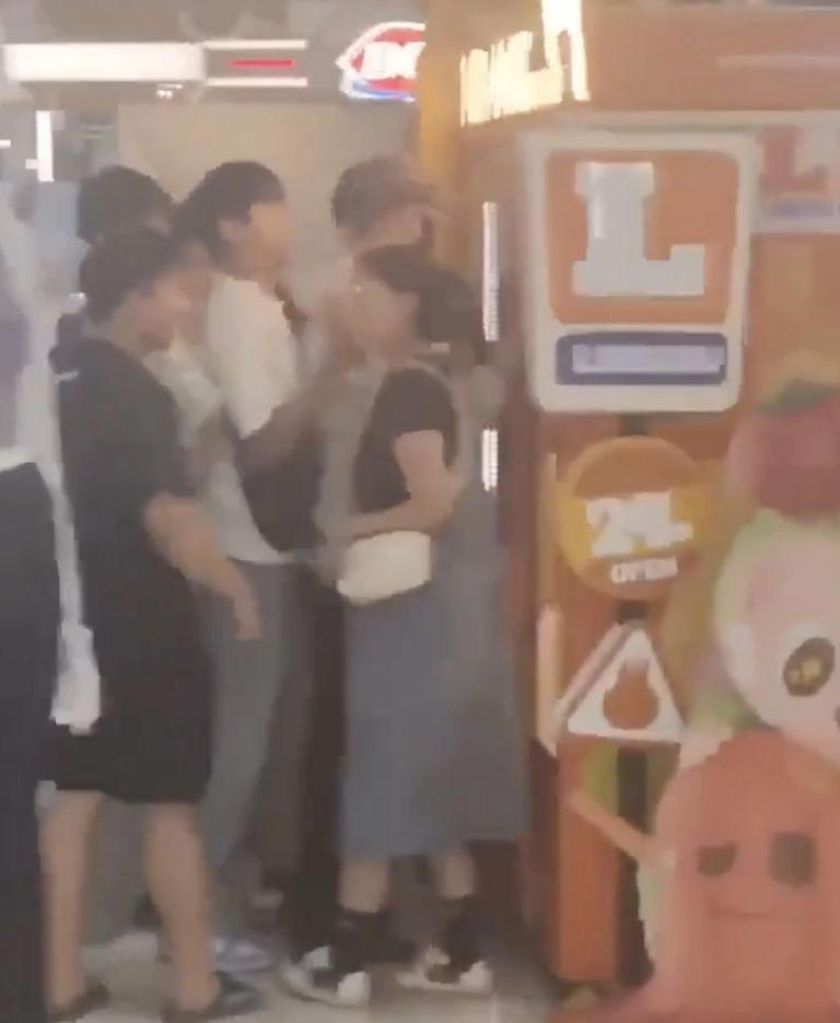 Joven muere cae del tercer piso al comprar Labubu