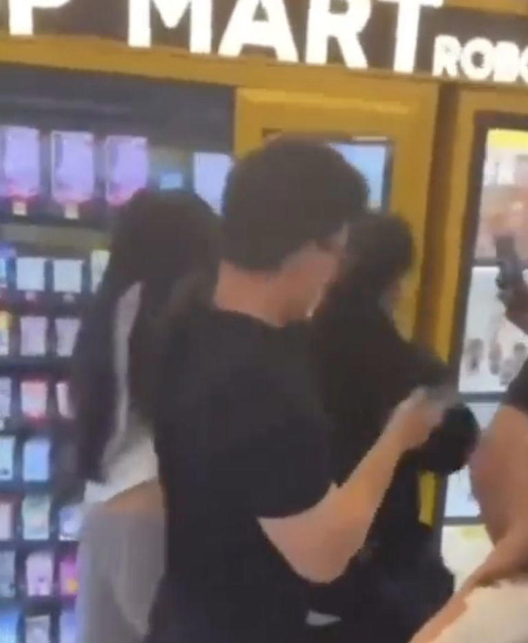 Joven muere cae del tercer piso al comprar Labubu