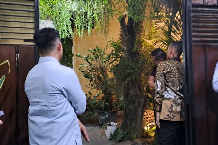 Pertemuan antara Presiden Republik Indonesia Prabowo Subianto Presiden ke-7 Joko Widodo (Jokowi) digelar tertutup, di Rumah Jokowi, Gang Kutai Utara, Kelurahan Sumber, Kecamatan Banjarsari, Kota Solo, Jawa Tengah, pada Minggu (20/7/2025).