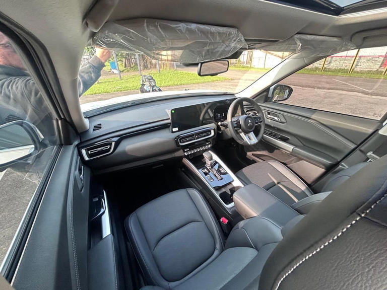 Perbandingan interior Mitsubishi Destinator vs Toyota Innova Zenix