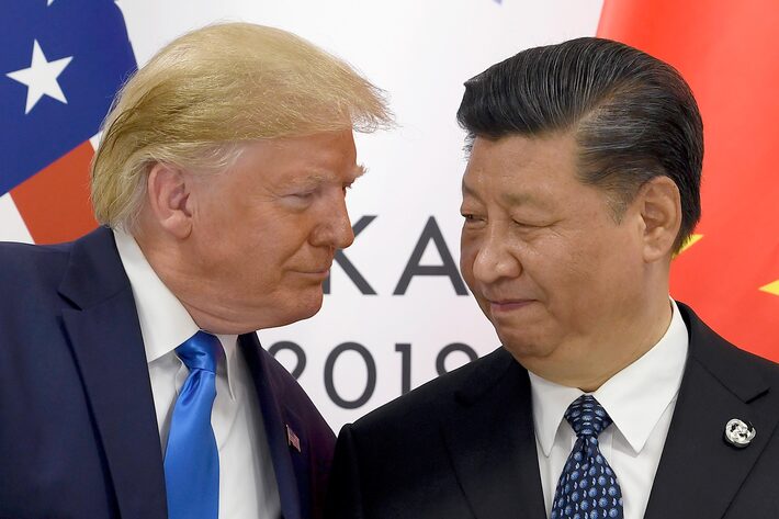 O presidente dos Estados Unidos, Donald Trump, cumprimenta o presidente da China, Xi Jinping, durante uma reunião em Osaka, Japão Foto: Susan Walsh/AP