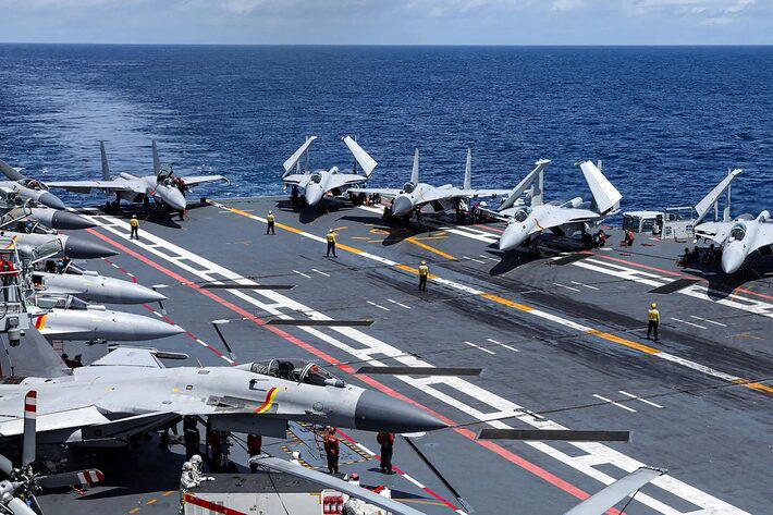 Caças chineses se preparam para exercício militar a bordo do porta-aviões Shandong Foto: Exército da China/AFP