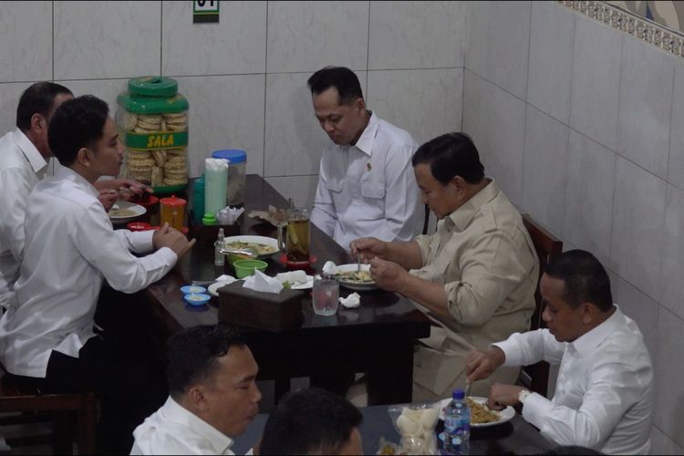 Presiden RI Prabowo Subianto makan malam bersama Presiden ke-7 RI Joko Widodo (Jokowi) di Bakmi Jowo Bu Citro 1 Solo, Jawa Tengah, Minggu (21/7/2025).