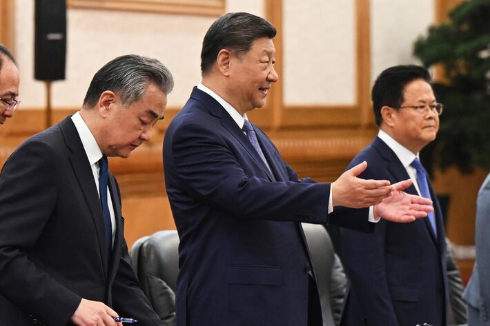 O presidente da China, Xi Jinping, participa de uma reunião no Grande Salão do Povo, em Pequim Foto: Lukas Coch/AP