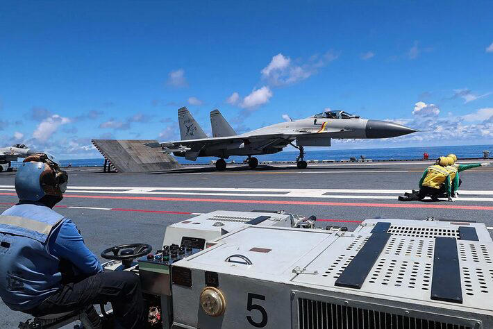 Caça chinês se prepara para exercício militar a bordo do porta-aviões Shandong Foto: Exército da China/AFP