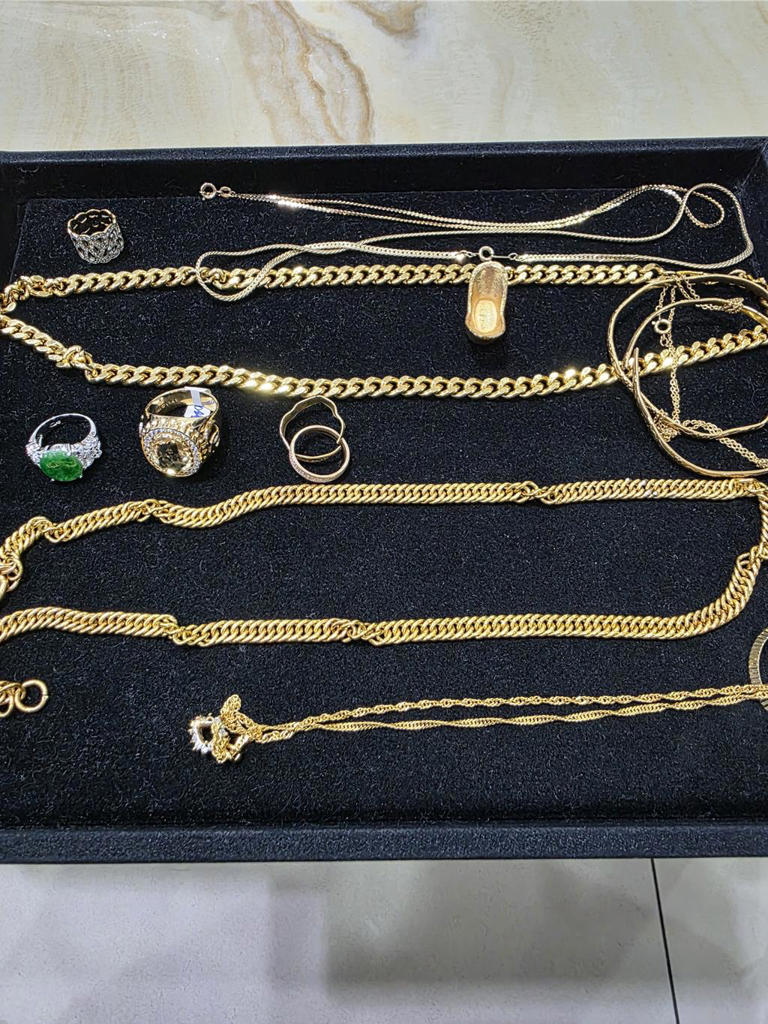 當舖有時會收到假黃金珠寶等典當品。（林郁平攝）