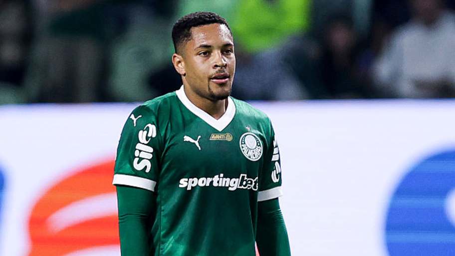 Vitor Roque participou diretamente do segundo gol alviverde | Ricardo Moreira/GettyImages