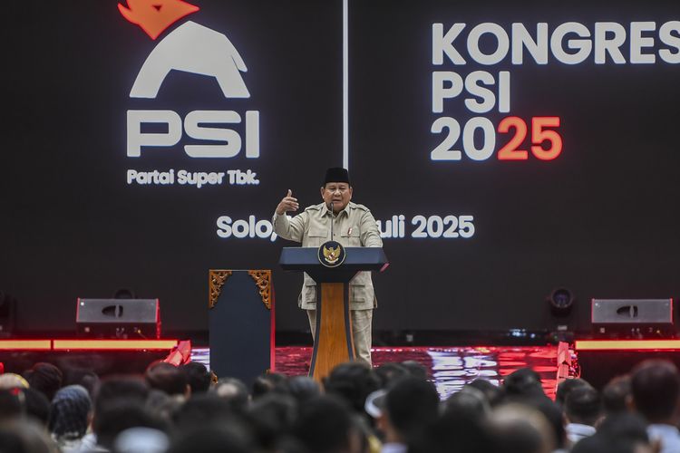 Presiden Prabowo Subianto menyampaikan sambutan saat menghadiri penutupan Kongres Partai Solidaritas Indonesia 2025 di Edutorium KH Ahmad Dahlan, Universitas Muhammadiyah Surakarta (UMS), Solo, Jawa Tengah, Minggu (20/7/2025). ANTARA FOTO/Galih Pradipta/nym.