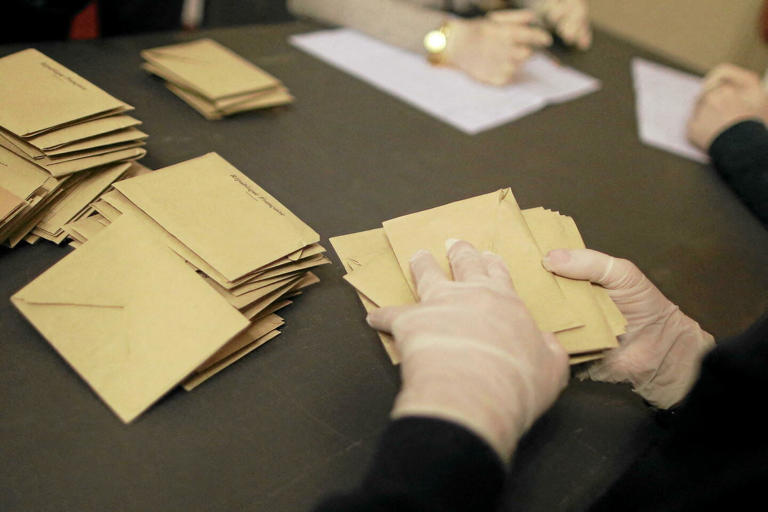 Dépouillement des bulletins de vote après le premier tour des élections municipales de Bordeaux (Gironde), le 15 mars 2020.
