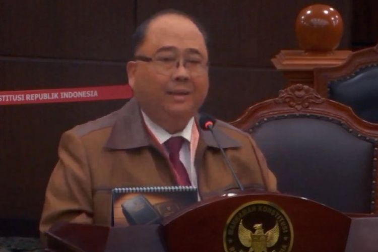 Guru Besar FHUI Satya Arinanto saat menjadi ahli untuk DPR-RI dalam sidang uji formil UU TNI di Mahkamah Konstitusi, Jakarta, Senin (21/7/2025).