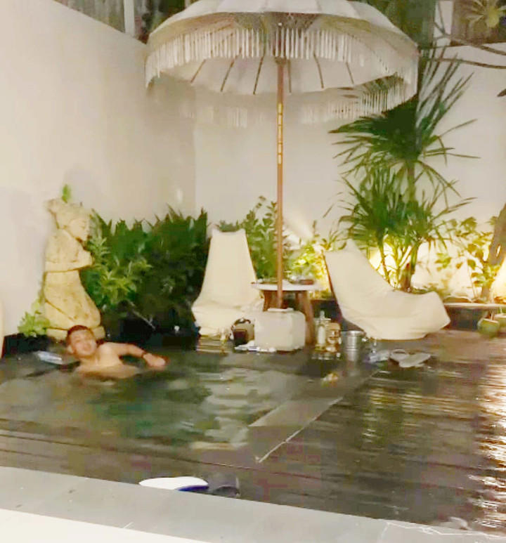 Tangkapan layar video yang direkam Misri. Video ini menunjukkan Nurhadi di kolam. Dok: Ist.