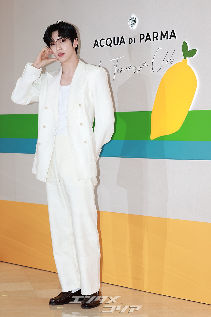フォト】白スーツ姿で登場したTXTスビン