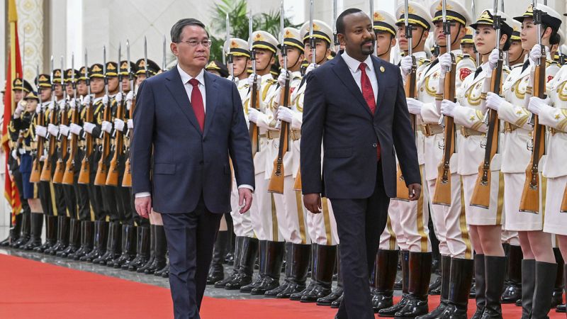 Le Premier ministre éthiopien Abiy Ahmed et son homologue chinois Li Qiang lors d'une cérémonie de bienvenue au Grand Hall du Peuple à Pékin, le 16 octobre 2023