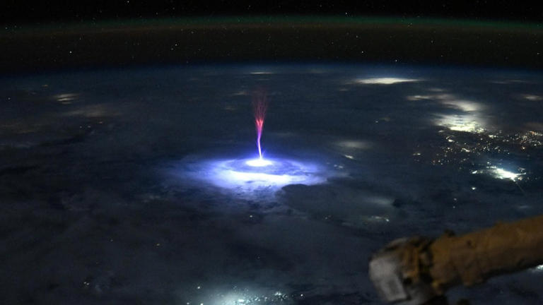 La foto di un Red Sprite sopra un temporale visto dalla ISS: cos’è e cosa sappiamo su questo fenomeno