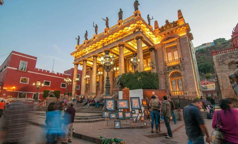 La imagen muestra el icónico Teatro Juárez en Guanajuato, México, un hito histórico y cultural de la ciudad. | Crédito: Sectur México