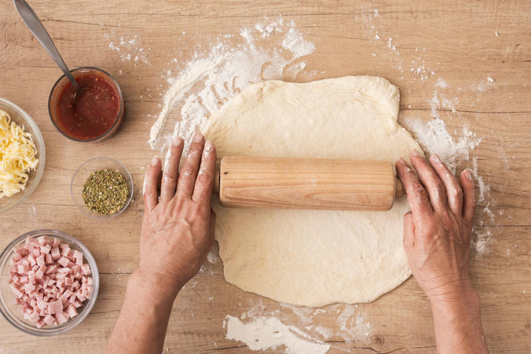 Con esta masa para pizza puedes preparar bases que soportan ingredientes ligeros y abundantes. Foto: Freepik