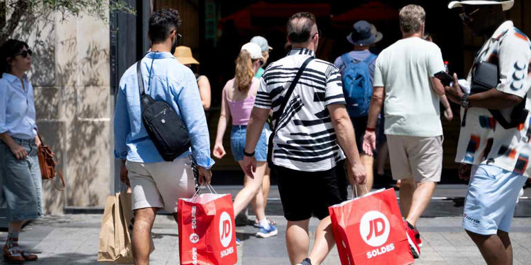 U.S. consumers shun credit cards in May, and borrowing cools