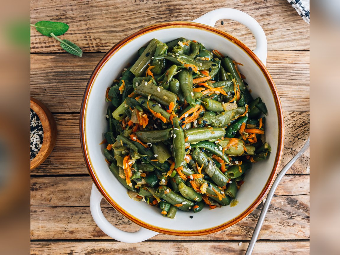 Warmer Salat: Grüne Bohnen und Karotten mit Sesam-Dressing