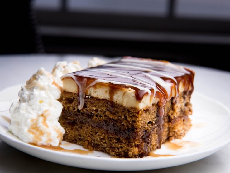 Macht süchtig: Dieser Schmandkuchen ist himmlisch karamellig