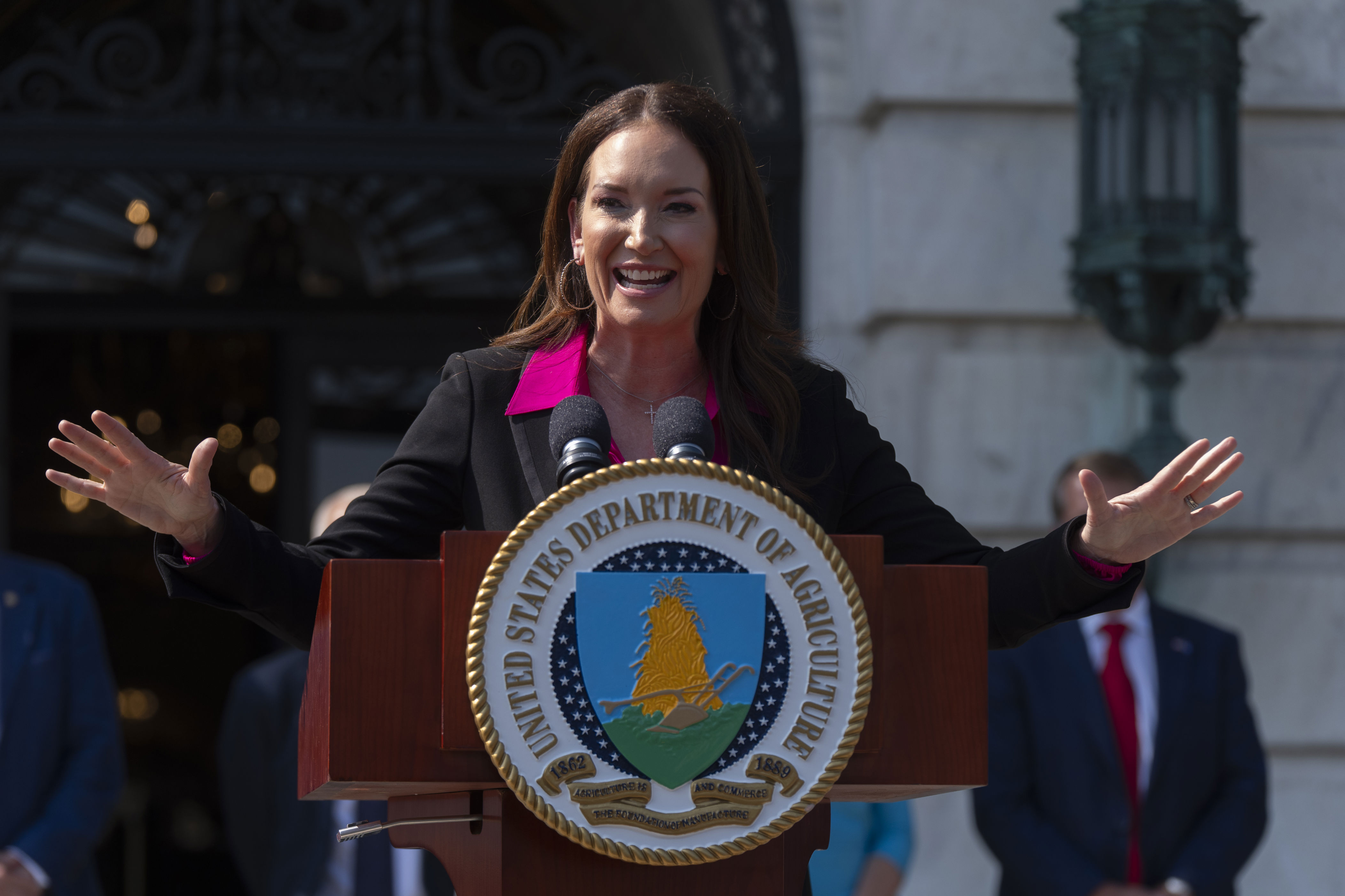 Secretaria de Agricultura propone que beneficiarios de Medicaid reemplacen a trabajadores deportados