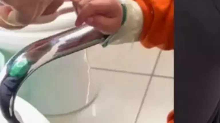 Menino de 4 anos foi encontrado com braços e tronco presos em cadeira dentro do banheiro. Educadora foi detida em flagrante por maus-tratos. Caso ocorreu em escola particular de Araucária e é investigado pela Polícia Civil