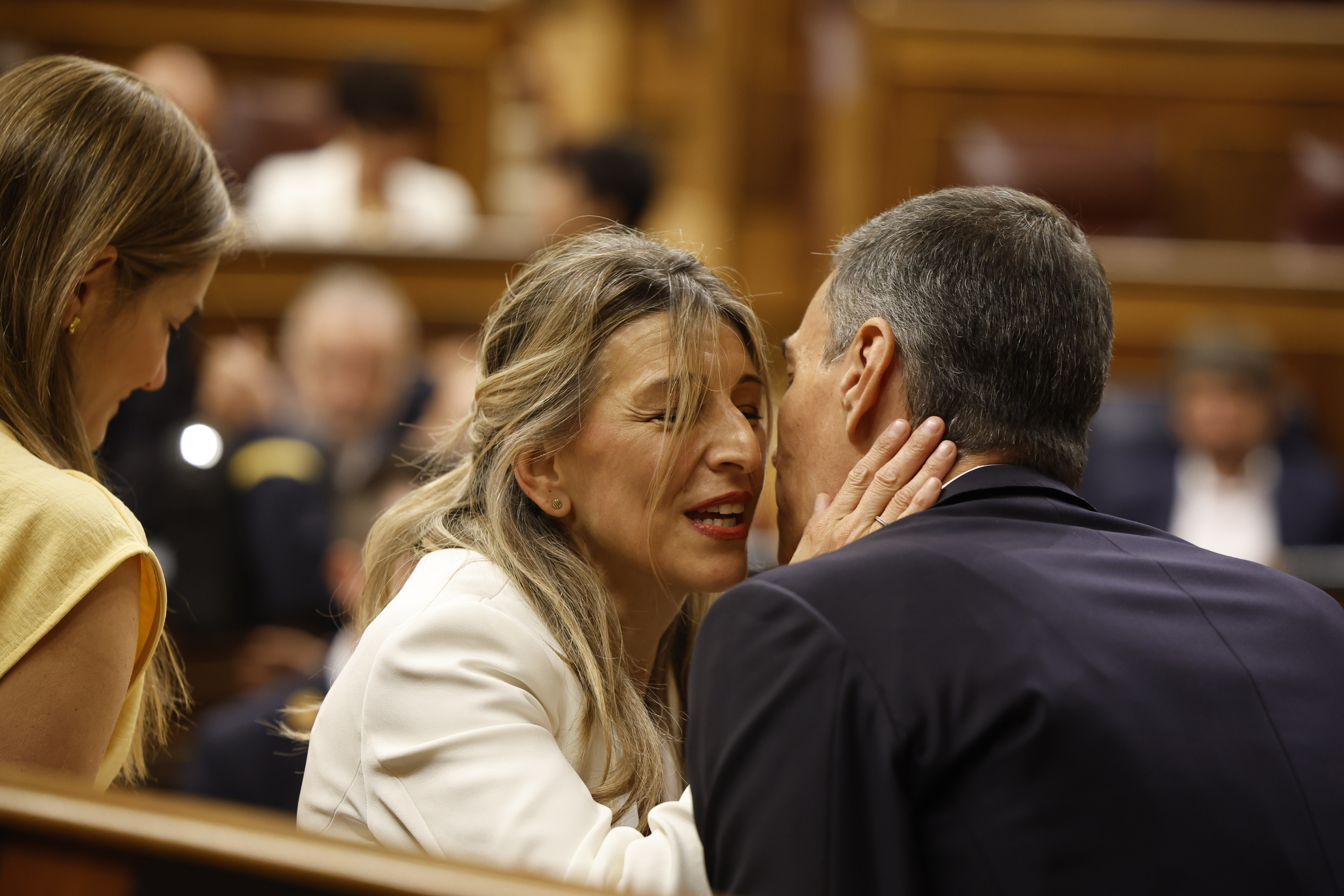 Yolanda Díaz se ata a Sánchez y sale de escudera contra el PP: "No  permitiré que esta luz se apague"