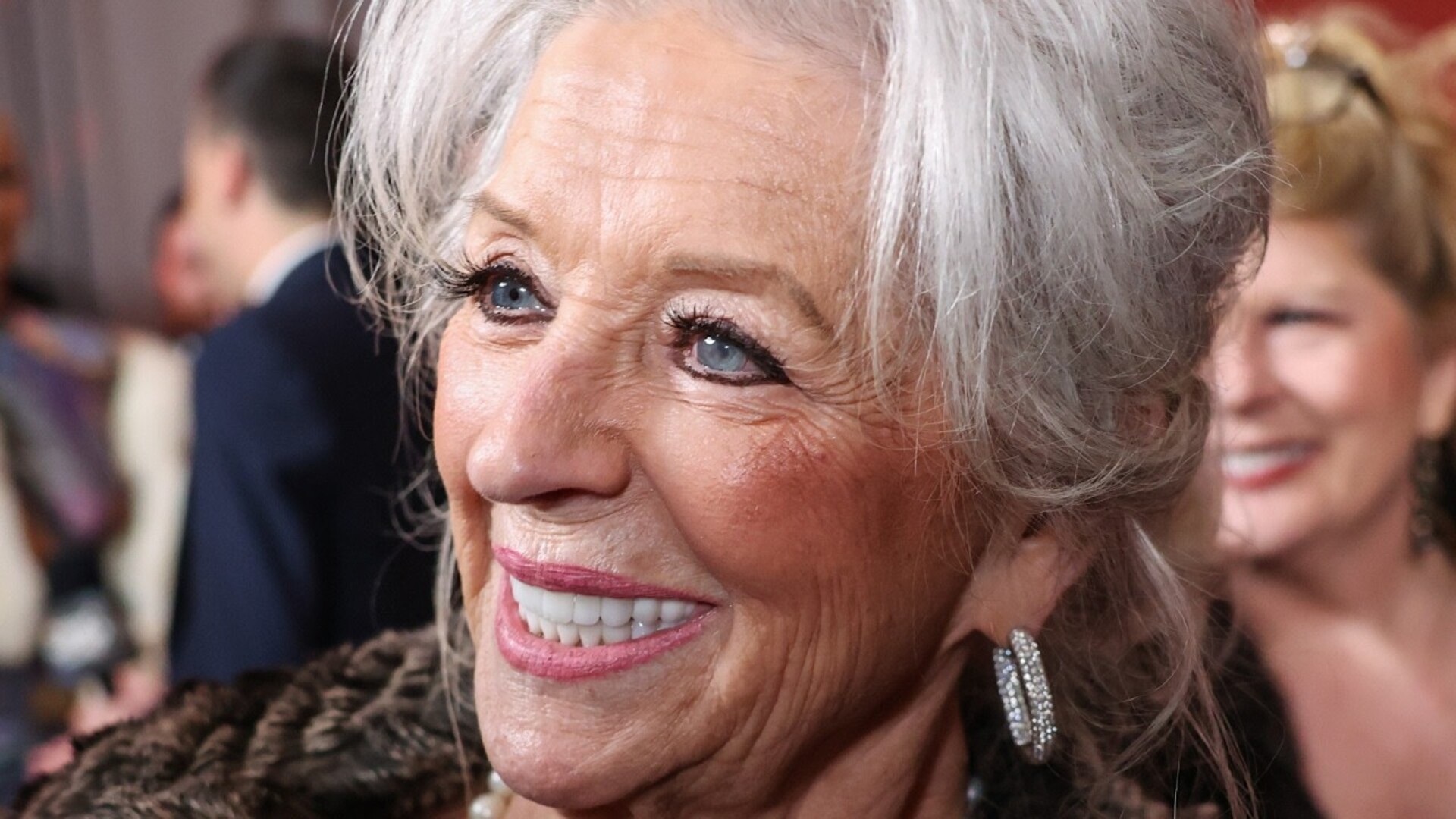 Paula Deen's Amazing Weight Loss Transformation Is Turning Heads