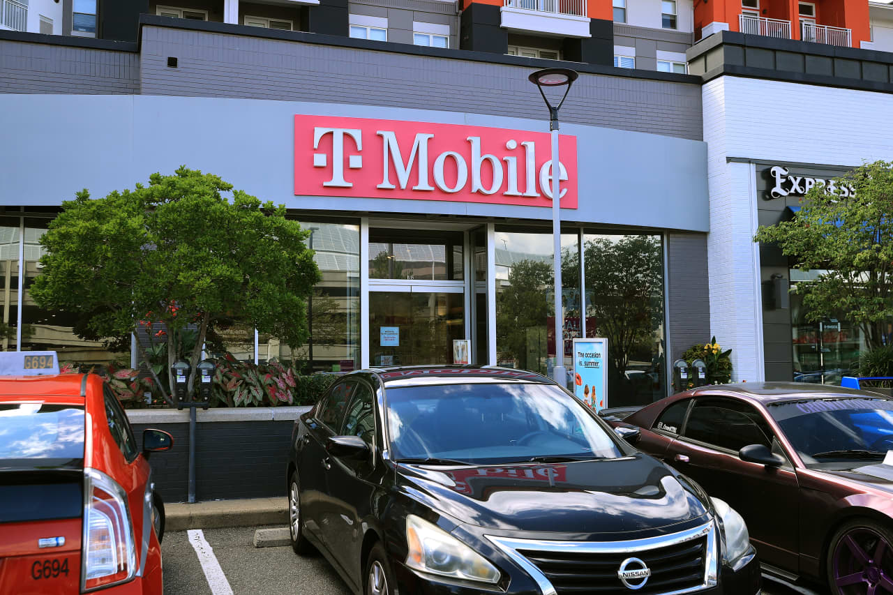 T Mobile Stock Drops After Downgrade - AA1Ighcf.img