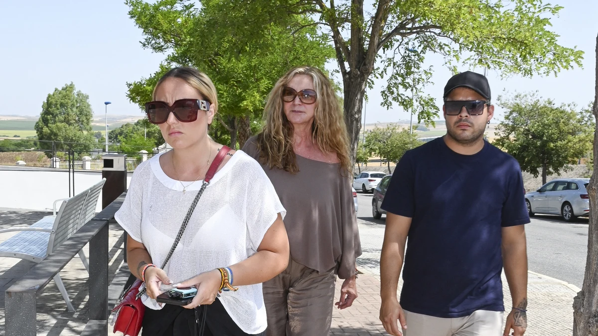 De Rocío Flores a un compungido José Fernando: las fotos del último adiós a  Michu