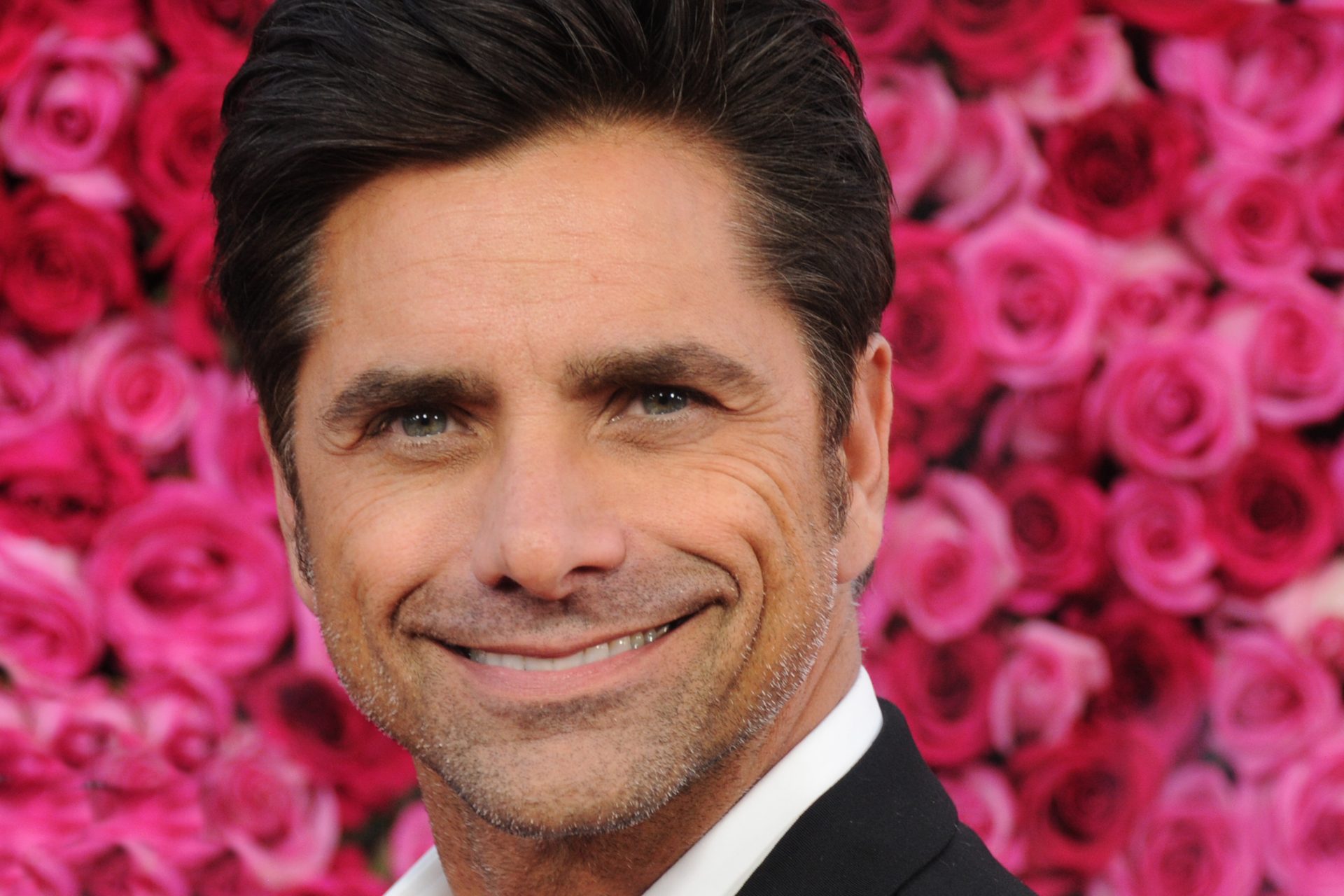 descubre-c-mo-john-stamos-se-convirti-en-el-t-o-favorito-de-medio-mundo