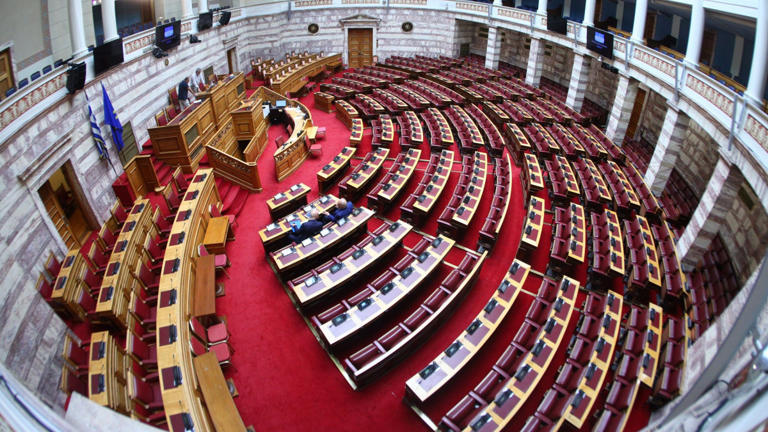 Κατατέθηκε στη Βουλή η τροπολογία για το μεταναστευτικό