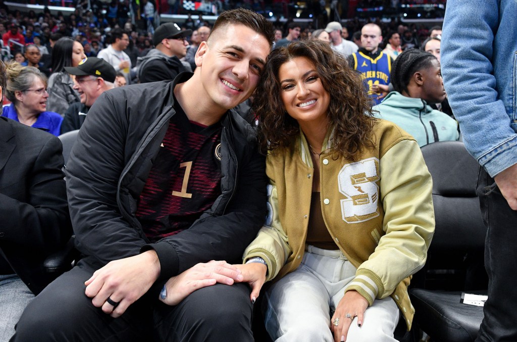 Tori Kelly Reveals She's Pregnant, Expecting First Baby With Husband(01)