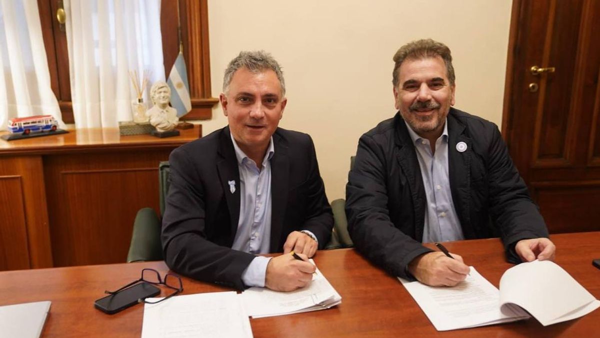 Sebastián Pareja y Cristian Ritondo sellando el acuerdo entre LLA y el PRO en provincia de Buenos Aires