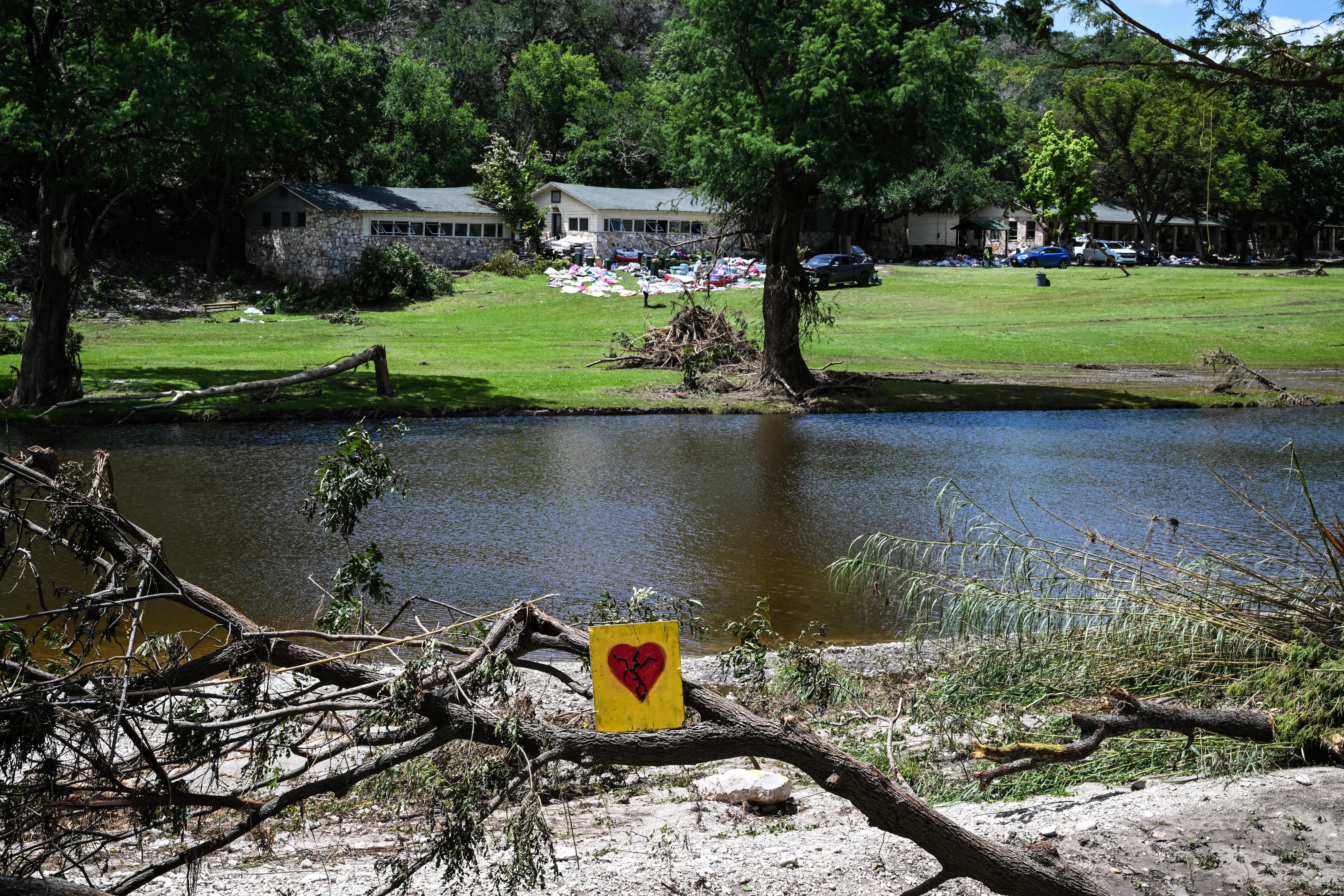 Familiares de niñas fallecidas en inundaciones en Texas demandan, alegando que los dueños del campamento «antepusieron las ganancias a la seguridad».