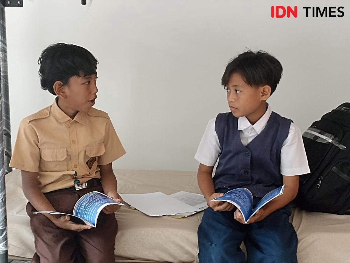 Dulu Nelayan Perahu, Kini Glensky Tersenyum Memeluk Buku di Sekolah Rakyat