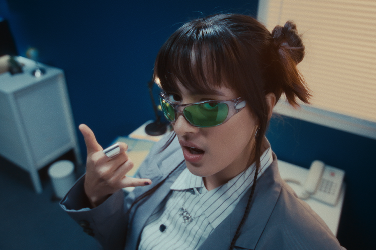 Mawar de Jongh Mengusung Gaya Y2K dan Lagu Ceria dalam MV "Tinggal", OST Film "Tinggal Meninggal"