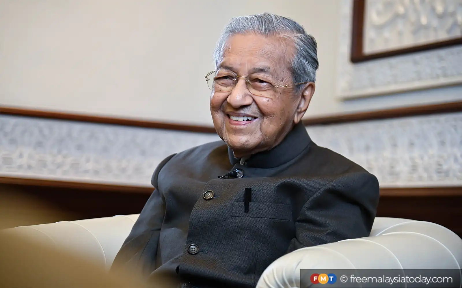Dr M visits mall in first outing since hip fracture