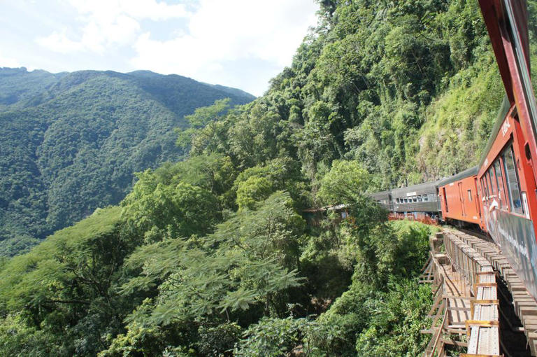 Turismo na estrada de ferro: passeio de trem percorre 27 cidades do Brasil e encanta turistas com paisagens deslumbrantes