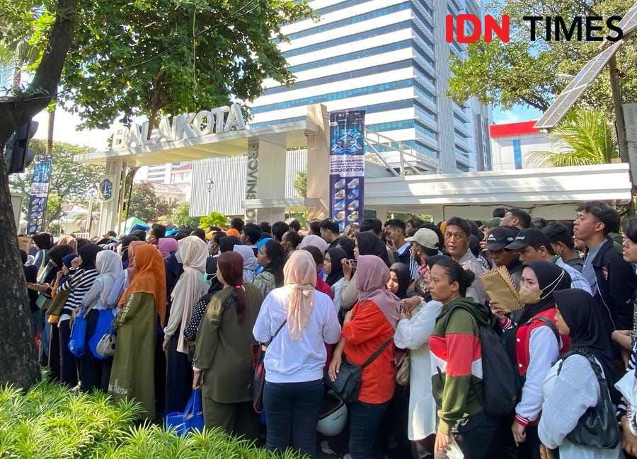 Antrean warga melamar PPSU di Balai Kota, Rabu (23/4/2025)