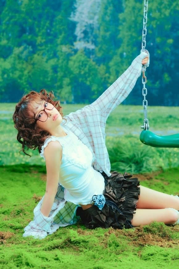 IZ*ONE出身チェ・イェナ、ウェーブボブに変身！4thミニアルバム